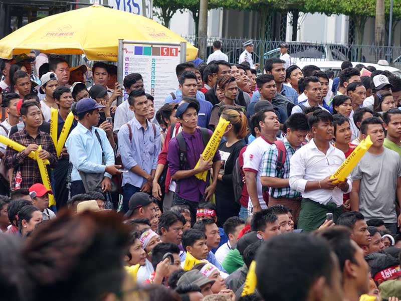 ျမန္မာ- ဘ႐ူႏိုင္း ဆီးဂိမ္းစ္ ေဘာလံုးပြဲကို  ၿမိဳ႕ေတာ္ခန္းမေရွ႕ အားေပးေနသည့္ပရိတ္သတ္မ်ား