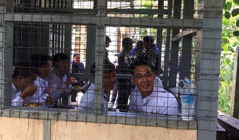တပ္မေတာ္တရားလို တင္သြင္းသည့္ စီဒီသက္ေသကို သတင္းသမားမ်ား၏ေရွ႕ေန ကန္႔ကြက္