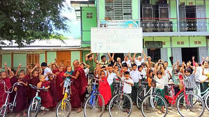 Lapices y Colores အဖြဲ႔က ေရႊစည္ပရဟိတေက်ာင္းသားမ်ားကုိ စက္ဘီးမ်ား လႉဒါန္း