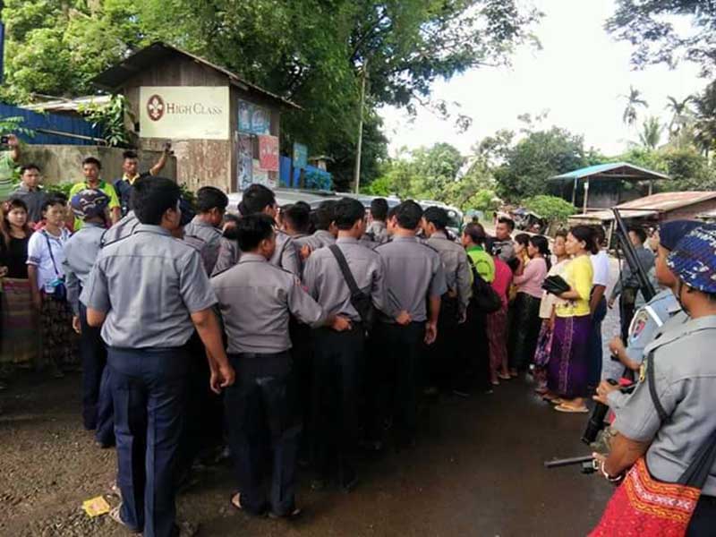 စစ္ေဘးေရွာင္မ်ားကို ကူညီရန္လာသည့္အဖြဲ႔ႏွင့္ ရဲတပ္ဖြဲ႔ ပဋိပကၡျဖစ္