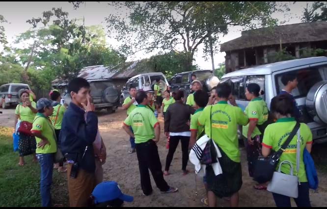 လုိင္စင္မဲ့ကား ၄ စီး တားဆီးခံရ၊ က်န္ကားမ်ားျဖင့္ စစ္ေဘးေရွာင္မ်ားကုိ သြားကူ