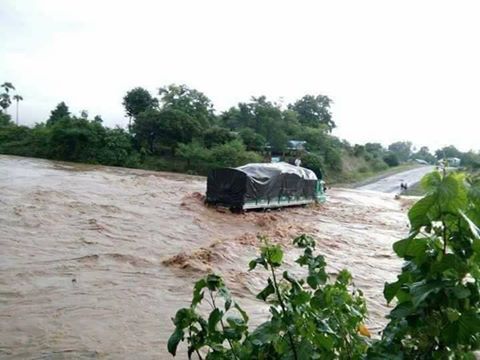 နတ္ေမာက္တြင္ ေခ်ာင္းကိုျဖတ္ကူးသည့္ကားသမား ေရႏွင့္ေမ်ာပါေပ်ာက္ဆံုးေန
