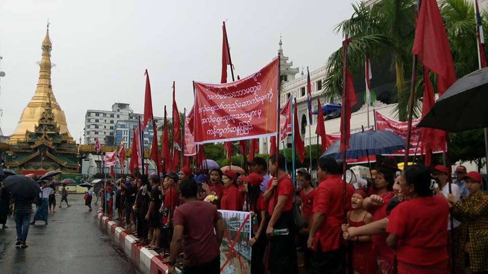 ရန္ကုန္ၿမိဳ႕ေတာ္ခန္းမေရွ႕ အလံုေဈးသူေဈးသားမ်ား ဆႏၵျပ