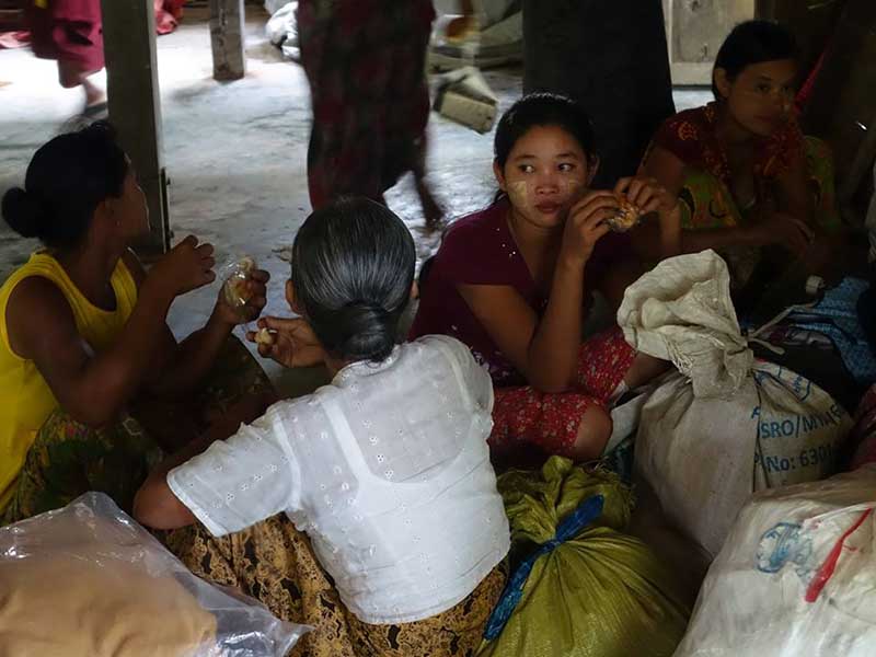 အၾကမ္းဖက္တိုက္ခိုက္မႈေၾကာင့္ ရခိုင္ေဒသခံမ်ား ထြက္ေျပးတိမ္းေရွာင္ (ဓာတ္ပံု)