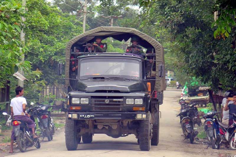 ဘူးသီးေတာင္ၿမိဳ႕တြင္ လုံၿခံဳေရးကင္းလွည့္ေနမႈ ျမင္ကြင္း (ဓာတ္ပုံ)