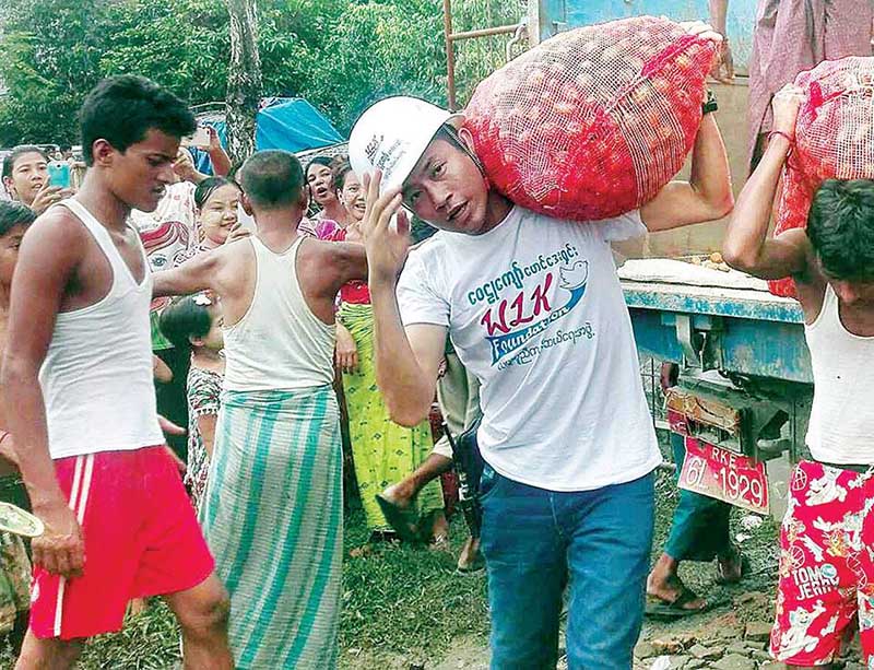 အၾကမ္းဖက္မႈေၾကာင့္ တိမ္းေရွာင္ေနသူမ်ားကုိ ေ၀ဠဳေက်ာ္ႏွင့္အဖြဲ႔ စားနပ္ရိကၡာမ်ား လႉဒါန္း