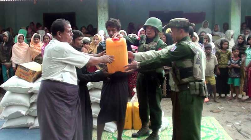 ေအးခ်မ္းစြာေနလုိသည့္ ဘဂၤါလီမ်ားအား လံုၿခံဳေရးတပ္ဖ႔ြဲဝင္မ်ားက ေထာက္ပံ့ပစၥည္းမ်ား ေပးအပ္