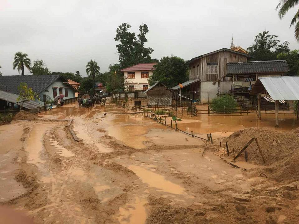 ေရႊတူးေဖာ္မႈေၾကာင့္ တာခ်ီလိတ္ နားဟိုင္းလံုရြာႏွင့္ လယ္ကြင္းမ်ားသို႔ ရႊံ႕ႏြြံမ်ား ၀င္ေရာက္