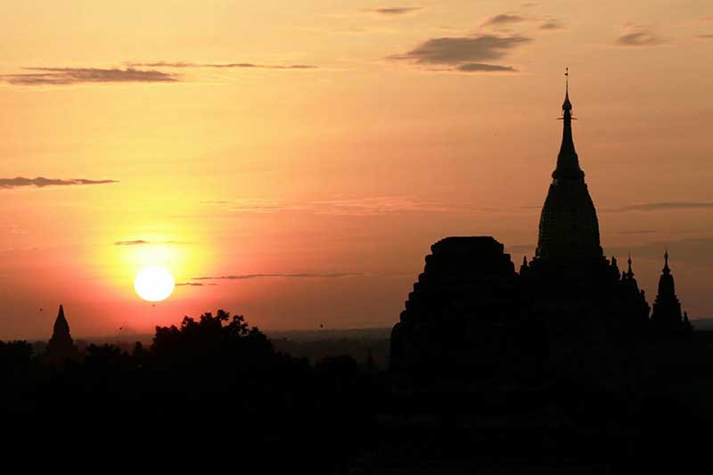 ပုဂံၿမိဳ႕ရဲ႕ အ႐ုဏ္ဦး ေနထြက္ခ်ိန္ အလွျမင္ကြင္း (ဓာတ္ပံု)