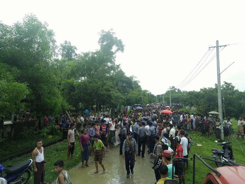 ၀န္ႀကီးခ်ဳပ္ႏွင့္ လုိက္ပါလာသူမ်ားကုိ ရေသ့ေတာင္တြင္ သံပံုးတီး ကန္႔ကြက္ (႐ုပ္သံ)