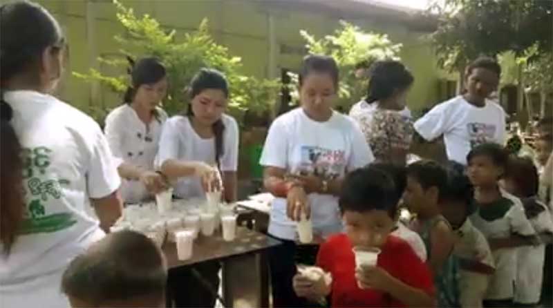 ႀကိဳ႕ပင္ေကာက္တြင္ ကေလးငယ္ ၅၀၀ ေက်ာ္ကို အာဟာရျဖည့္ ႏြားႏို႔တိုက္ေကြၽး(႐ုပ္သံ)