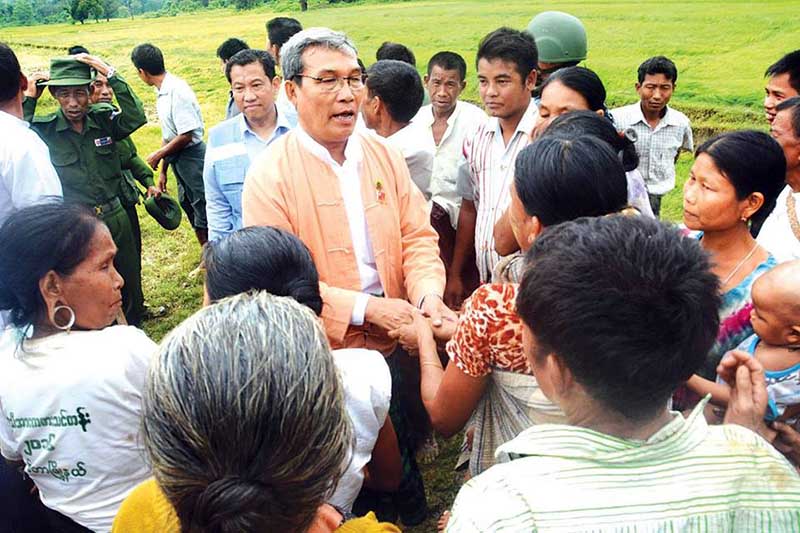 ၀န္ႀကီးခ်ဳပ္ ဦးညီပု လုိက္ပါလာသည့္ ရိကၡာပုိ႔ရဟတ္ယာဥ္ အေရးေပၚဆင္းသက္ခဲ့ရ