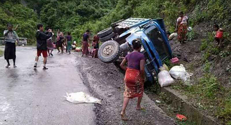 ေနရပ္စြန္႔ခြာတိမ္းေရွာင္လာသူမ်ား စီးလာသည့္ယာဥ္တိမ္းေမွာက္၊ ၁၇ ဦး ဒဏ္ရာရ