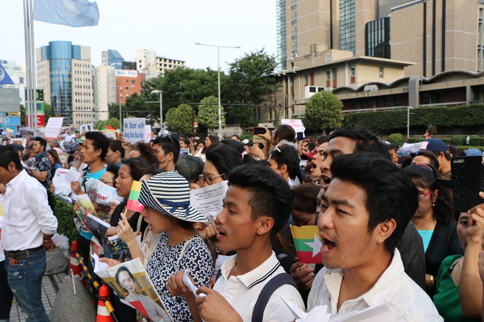 ႐ုိဟင္ဂ်ာမရွိေၾကာင္း တိုက်ဳိၿမဳိ႕ကုလသမဂၢ႐ုံးေရွ႕တြင္ ဂ်ပန္ေရာက္ျမန္မာမ်ားဆႏၵျပ