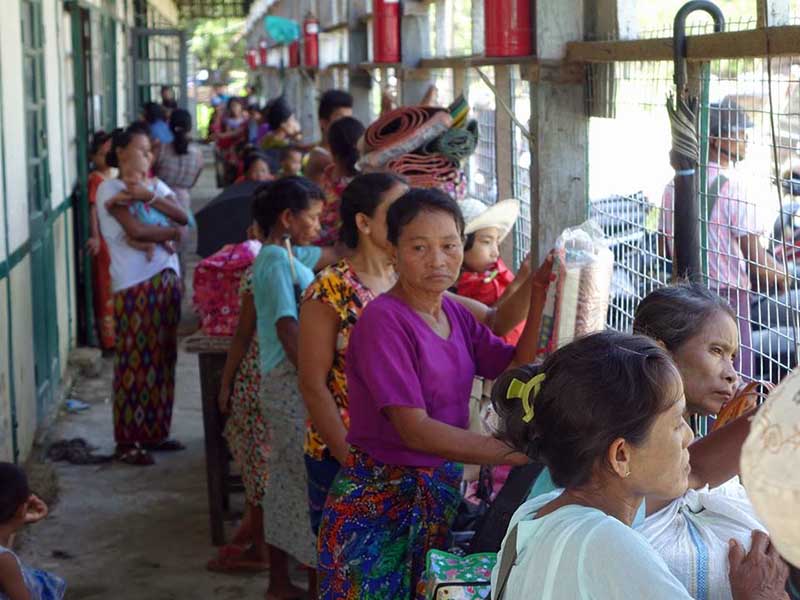 ဘူးသီးေတာင္ အထက ၂ ေက်ာင္းတြင္ ခုိလႈံေနသူ ၇၀၀ ခန္႔ကုိ ေနရာေျပာင္းေရႊ႕