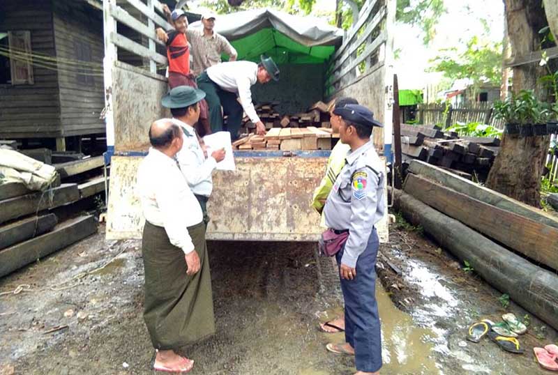 အျမန္လမ္းမႀကီးတြင္ တရားမဝင္ ကြၽန္းသစ္တင္လာသည့္ ယာဥ္တစီး ဖမ္းမိ
