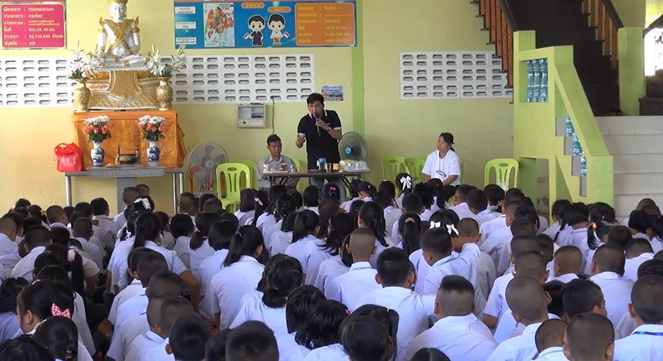 ဦးမင္းကုိႏုိင္ႏွင့္အဖြဲ႔ မဟာခ်ိဳင္ရွိ ေရႊ႕ေျပာင္းအလုပ္သမားရင္ေသြးငယ္မ်ားအားေတြ႔ဆံု (ဓာတ္ပံု)