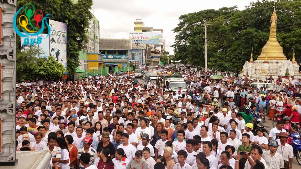 ေဒၚေအာင္ဆန္းစုၾကည္မိန္႔ခြန္း ျပည္နယ္ႏွင့္တိုင္းအသီးသီးမွ ေဒသခံျပည္သူမ်ား စုေပါင္းၾကည့္႐ႈ (ဓာတ္ပုံ)