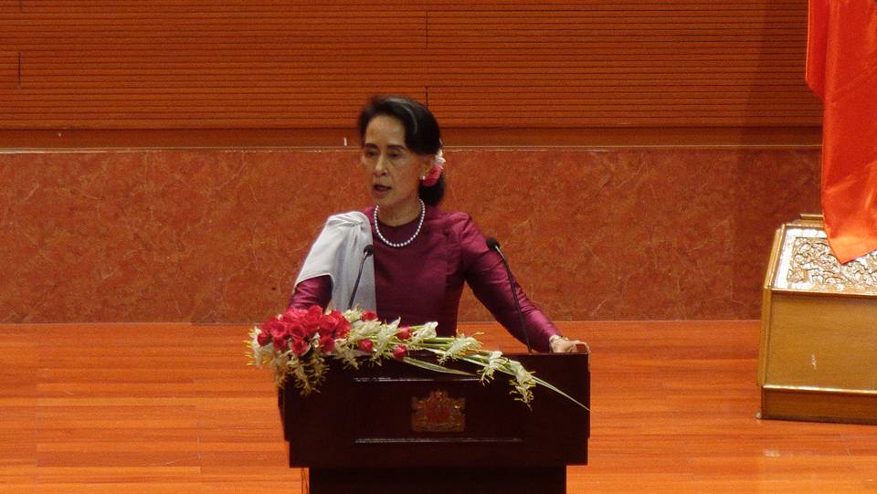 လူ႔အခြင့္အေရးခ်ဳိးေဖာက္မႈမ်ားႏွင့္ ဥပေဒမဲ့အၾကမ္းဖက္မႈမ်ားကို ေဒၚေအာင္ဆန္းစုၾကည္ရႈတ္ခ်