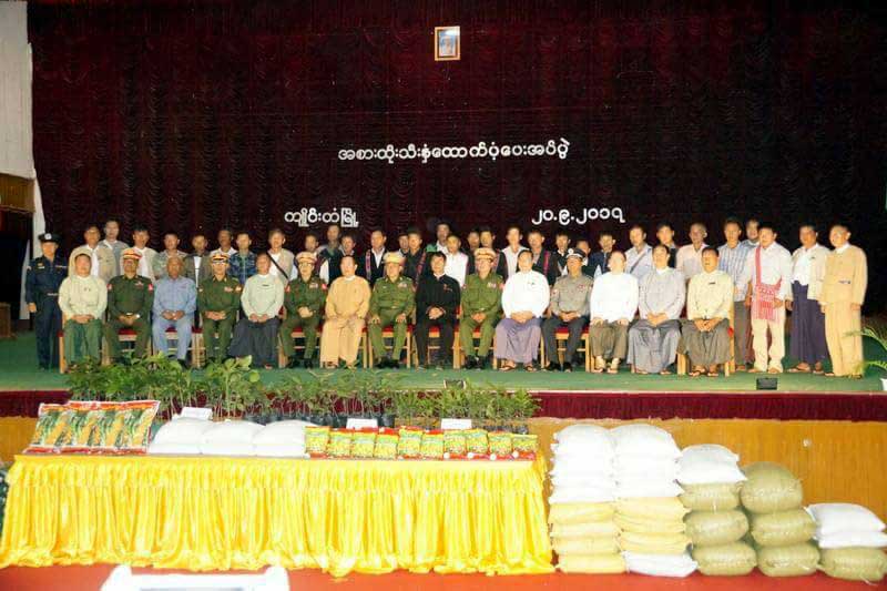 ဘိန္းအစားထိုး သီးႏွံမ်ဳိးႏွင့္ ဓာတ္ေျမၾသဇာ ေတာင္သူမ်ားကို ေပးအပ္