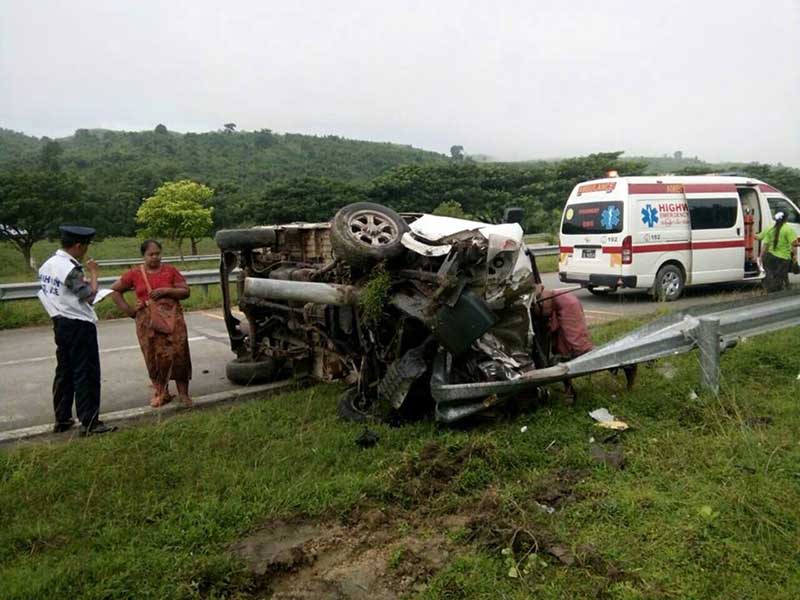 အျမန္လမ္းမႀကီးေပၚတြင္ Light Truck ယာဥ္တိမ္းေမွာက္၊  ၂  ဦး ဒဏ္ရာရ