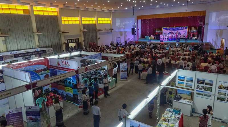 ေမာ္လၿမိဳင္တြင္ ခရီးသြားပြဲေတာ္က်င္းပ (ဓာတ္ပုံ)