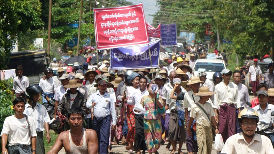 လႊတ္ေတာ္ကိုယ္စားလွယ္ႏွင့္တာ၀န္ရွိသူမ်ားအား တရားစြဲသည့္ကုမၸဏီကို ေဒသခံေထာင္ခ်ီ ဆႏၵျပ