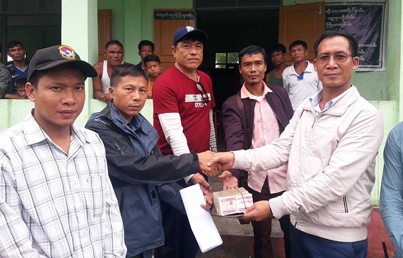 ျမဝတီၿမိဳ႕ခံမ်ား အလႉပစၥည္းႏွင့္ေငြမ်ား ေမာင္ေတာေနရပ္စြန္႔ခြာသူမ်ားအား သြားေရာက္လႉဒါန္း