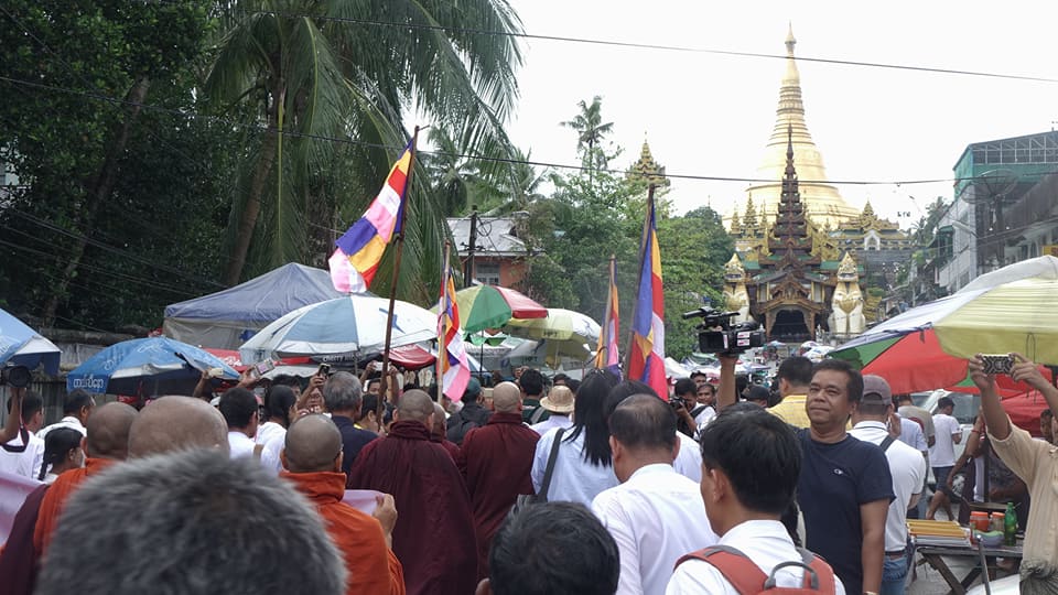 ေရႊ၀ါေရာင္သံဃာေတာ္မ်ား ေရႊတိဂံုဘုရားေပၚတက္ခြင့္ တားျမစ္ခံရၿပီး ညိႇႏိႈင္းေျပလည္မႈရရွိ