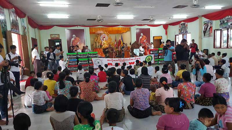 ေနရပ္စြန္႔ခြာတိုင္းရင္းသားဒုကၡသည္မ်ားကို ေထာက္ပ့့ံေရးပစၥည္းမ်ားေပးအပ္(ဓာတ္ပံု)