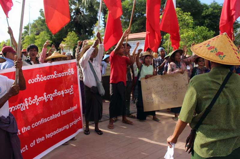ေၾကးနီစီမံကိန္းေၾကာင့္ နစ္နာခဲ့ရသည့္ ေတာင္သူမ်ား ကုမၸဏီေရွ႕ ဆႏၵျပ