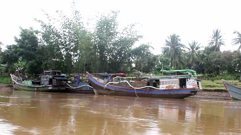 သံလြင္​ျမစ္​အတြင္​း တရားမဝင္​ သဲ​ေက်ာက္​စက္​​ေလွ ၁၀ စီး ဖမ္​းဆီးရမိ