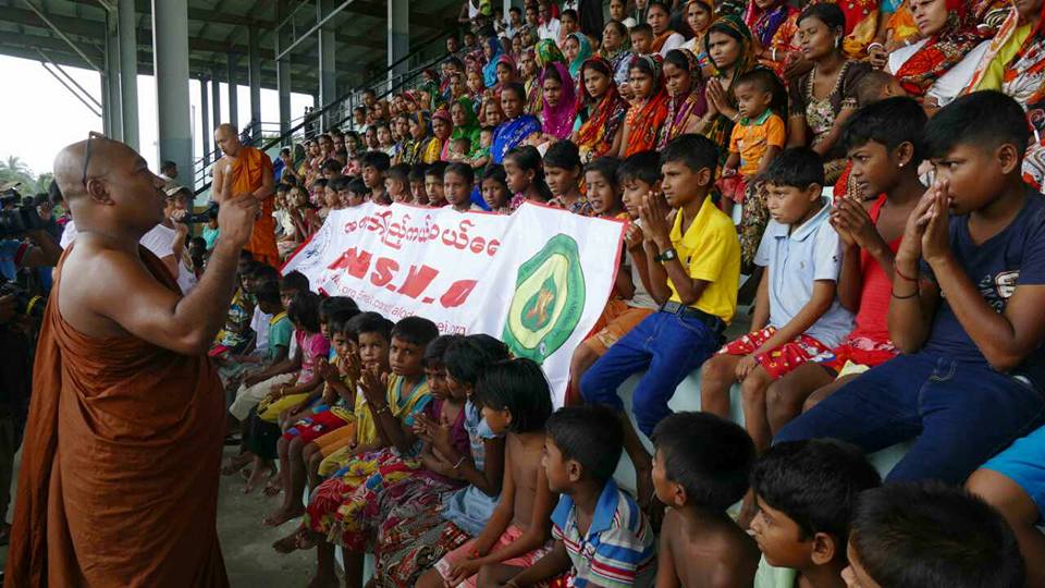 အၾကမ္းဖက္မႈေၾကာင့္ ေနရပ္စြန္႔ခြာထြက္ေျပးသူမ်ားကုိ အႏုပညာ႐ွင္တခ်ဳိ႕ ပစၥည္းမ်ား လႉဒါန္း