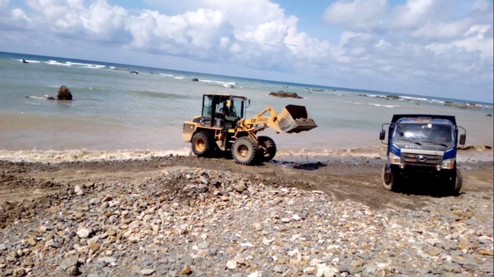 စည္းကမ္းမဲ့ သဲေက်ာက္တူးမႈေၾကာင့္ ငပလီကမ္းေျခအလွ ပ်က္စီးလာေန