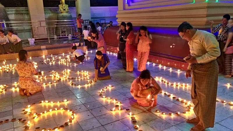 မႏၱေလး မဟာမုနိဘုရားႀကီး ဆီမီး ၁ ေသာင္း ပူေဇာ္ပြဲ ျမင္ကြင္း (ဓာတ္ပုံ)