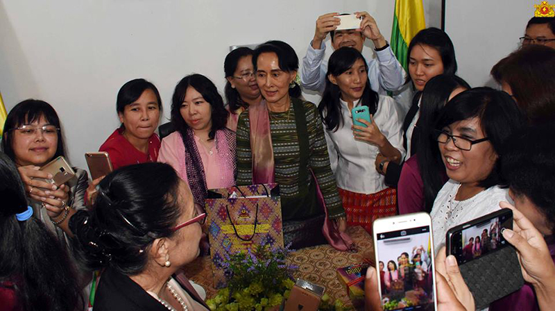 ေဒၚေအာင္ဆန္းစုၾကည္ ဘ႐ူႏုိင္းေရာက္ ျမန္မာႏုိင္ငံသားမ်ားႏွင့္ ေတြ႔ဆုံ