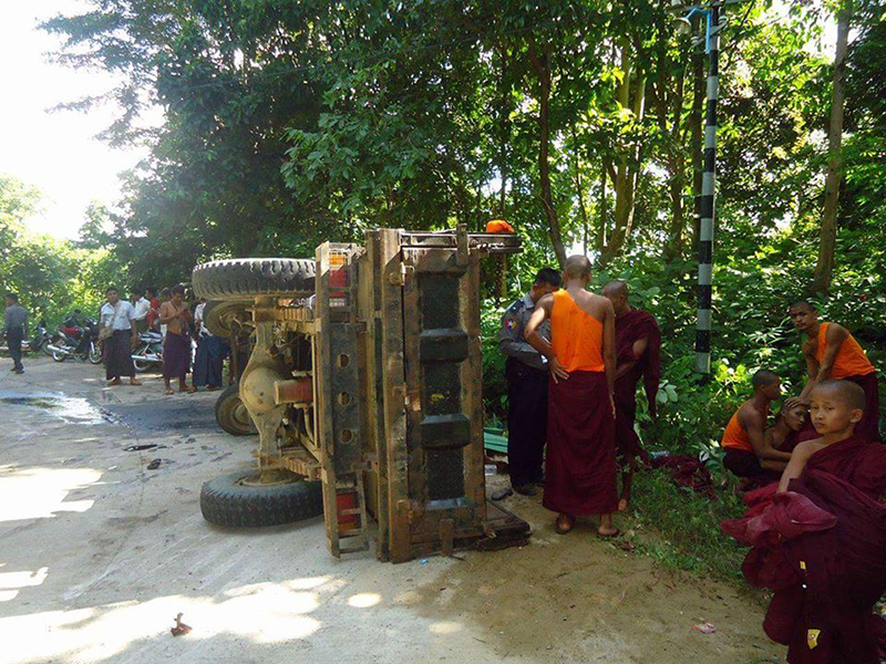 ေထာ္လာဂ်ီႏွင့္ဆိုင္ကယ္ တုိက္မိ၊  သံဃာအပါအ၀င္ ၂၆ ဦးဒဏ္ရာရ