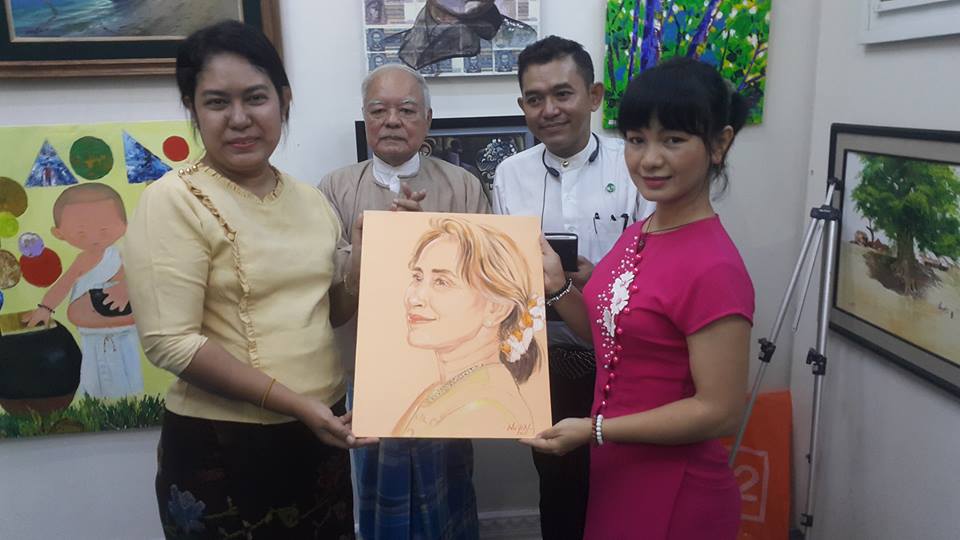 ေဒၚေအာင္ဆန္းစုၾကည္ကို ၀န္းရံသည့္အေနျဖင့္ ပံုတူပန္းခ်ီေရးပြဲ ရန္ကုန္တြင္ ျပဳလုပ္