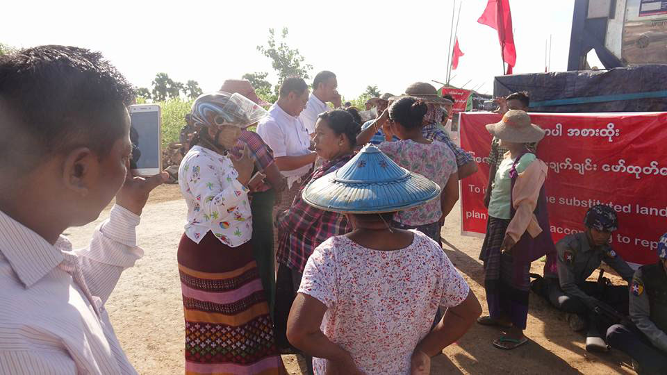 မိုးႀကိဳးျပင္အလယ္ရြာထိပ္၌ ေဒသခံမ်ားက ေၾကးနီစီမံကိန္းကားမ်ားကို တားဆီးဆႏၵျပ