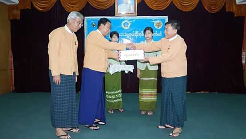 ရခိုင္ျပည္နယ္ ေနရပ္စြန္႔ခြာ တိုင္းရင္းသားမ်ားအတြက္ အလႉေငြေပးအပ္