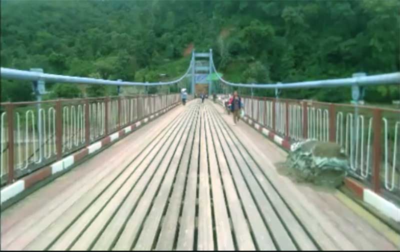 တာဆန္​းတံတား​ ေက်ာက္​စီခံု ၿပိဳက်မႈေၾကာင့္ ယာဥ္​ျဖတ္​သန္​းမႈ ေခတၱရပ္ဆိုင္း