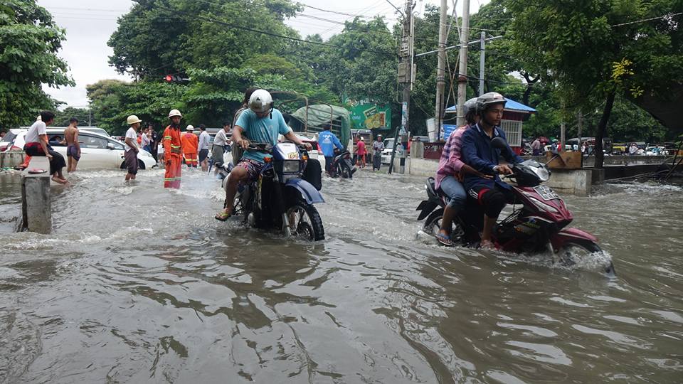 မႏၱေလးၿမိဳ႕တြင္ ေရႀကီးေရလ်ံ ျဖစ္ပြားေန (ဓာတ္ပံု)