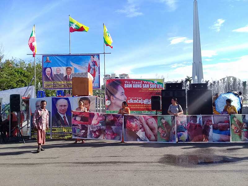 ေဒၚေအာင္ဆန္းစုၾကည္အား ေထာက္ခံပြဲ ၿမိဳ႕ေတာ္ခန္းမေရွ႕ ျပဳလုပ္