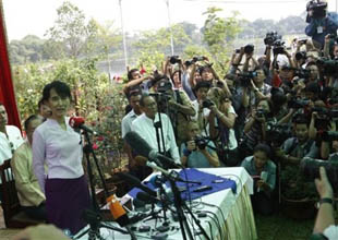 ေ႐ြးေကာက္ပြဲမဲဆြယ္မႈ လြတ္လပ္မွ်တမႈ မ႐ွိဟု ေဒၚေအာင္ဆန္းစုၾကည္ေ၀ဖန္