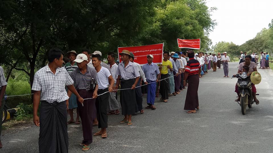 ကိုယ္ထူကိုယ္ထ ေက်းရြာမီးလင္းေရး ေကာ္မတီ ဖ်က္သိမ္းသျဖင့္ ဆႏၵျပ