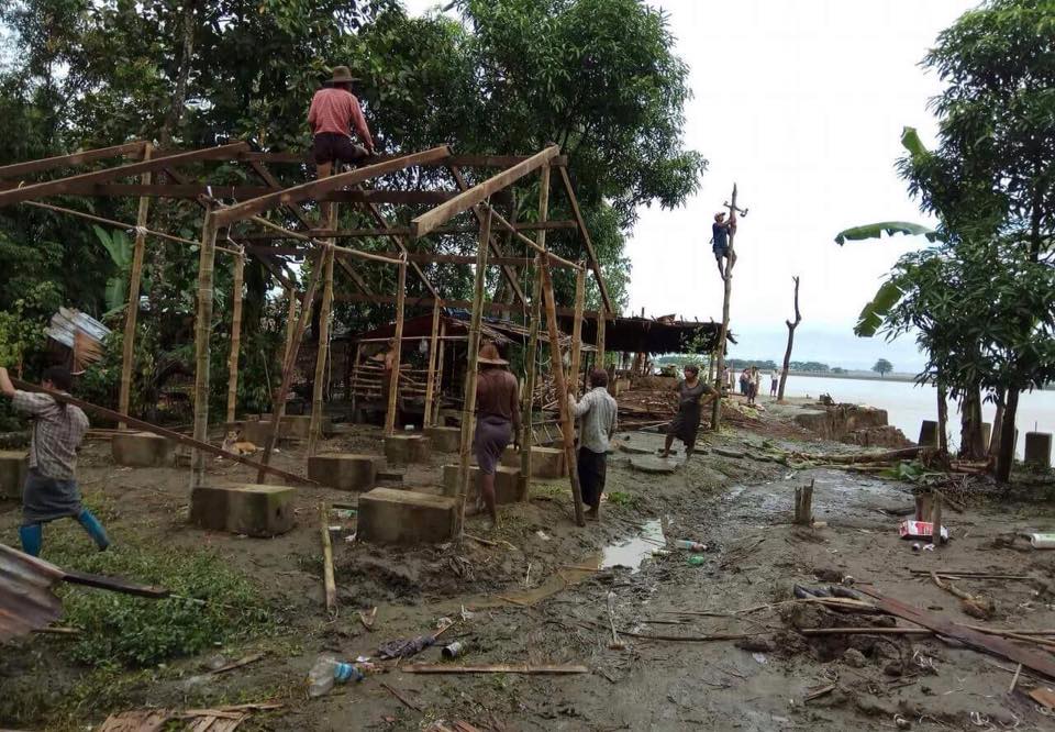 အေဖ်ာက္တြင္ ကမ္းပါးၿပိဳ၍ အိမ္ ၆ လံုး ေရထဲေမ်ာပါ၊ အေရးေပၚ ေျပာင္းေရႊ႕ေနရ
