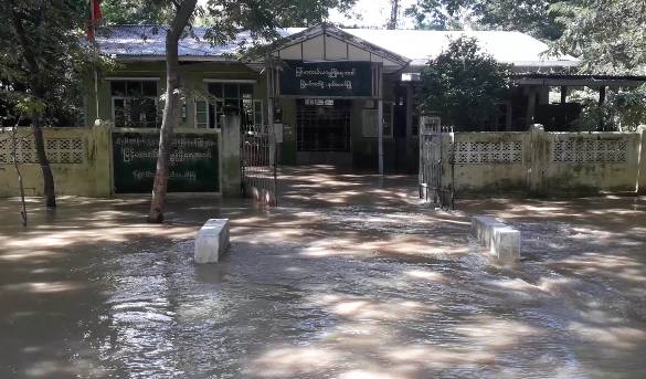 နတ္ေမာက္ၿမိဳ႕တြင္ မိုးသည္းထန္၍ ႐ုံးအခ်ဳိ႕ႏွင့္ရပ္ကြက္အခ်ဳိ႔ ေရနစ္ျမဳပ္