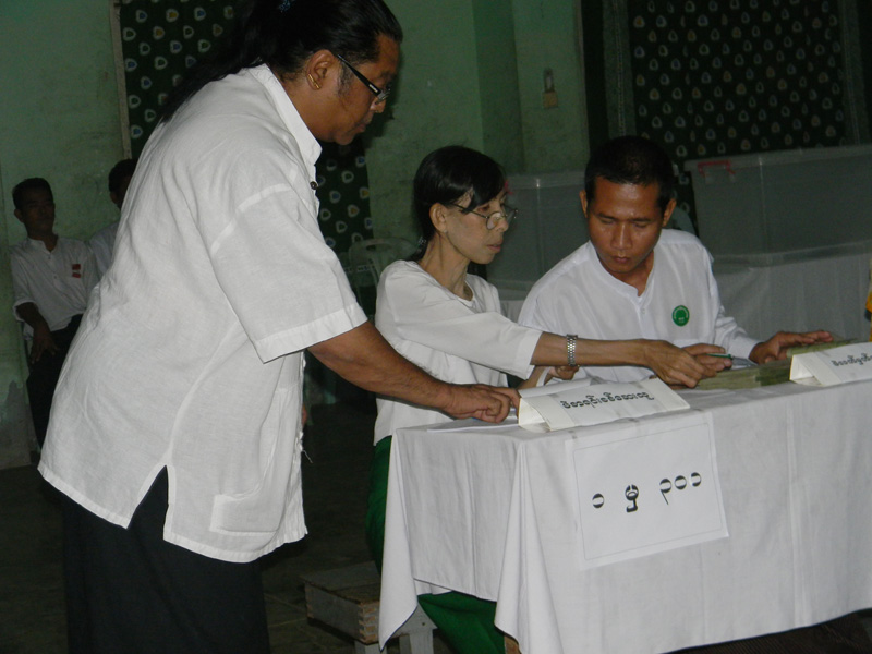 မရမ္းကုန္းျမို့နယ္ မဲရံု ၂ တြင္ မဲေပးေနစဥ္ (ဓာတ္​ပံု)