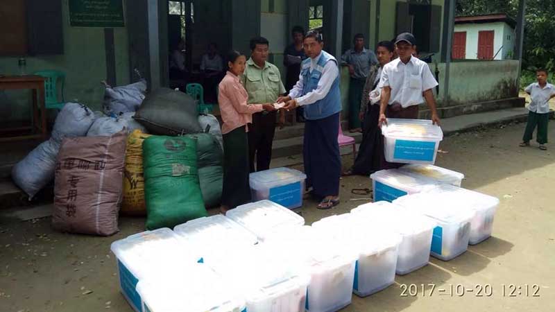 ကမ္းၿပိဳက်မႈတြင္ ပါ၀င္သည့္ ေက်းရြာမ်ားအား ကူညီေထာက္ပ့ံ