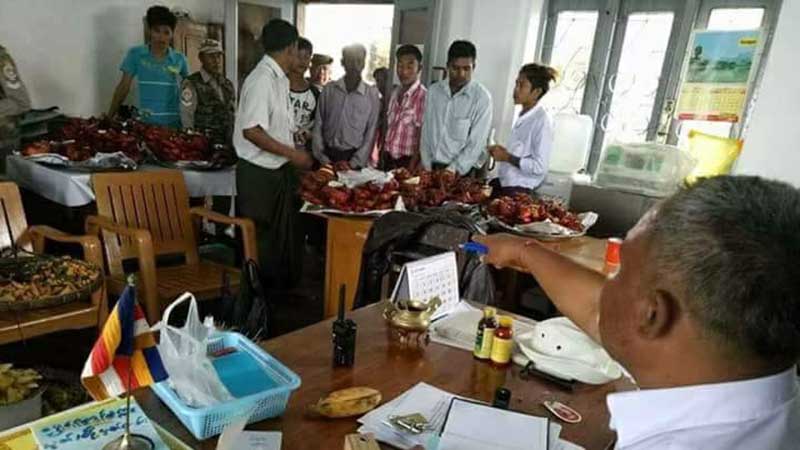 က်ိဳက္ထီး႐ုိးရင္ျပင္ေပၚ တရားမ၀င္ေရာင္းခ်သည့္ အစားအစာမ်ားအား ဖ်က္ဆီး